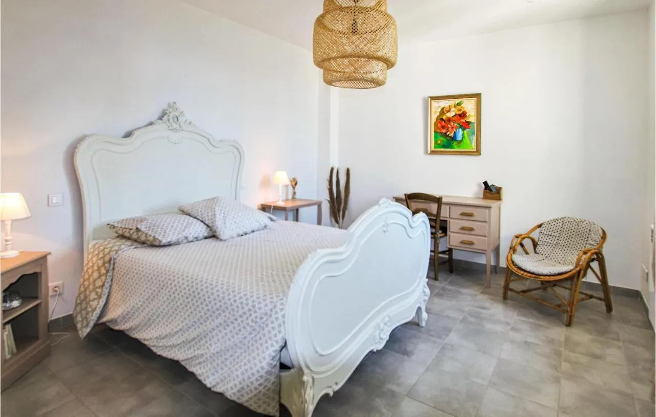 5 Bedroom Beautiful Home In Mérindol 0*,
