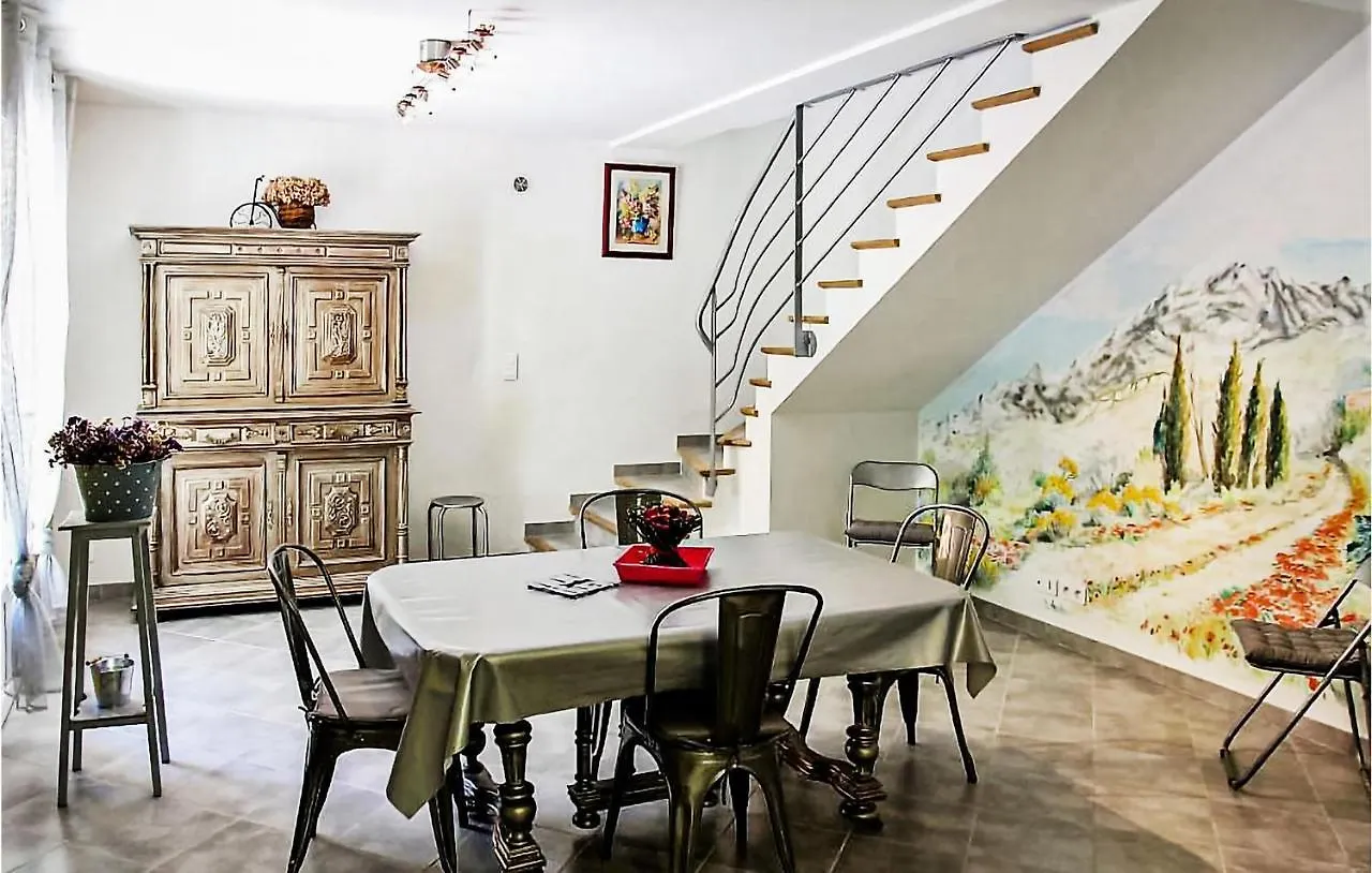 Casa vacanze 5 Bedroom Beautiful Home In Mérindol