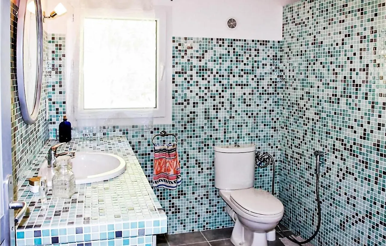 5 Bedroom Beautiful Home In Mérindol צרפת