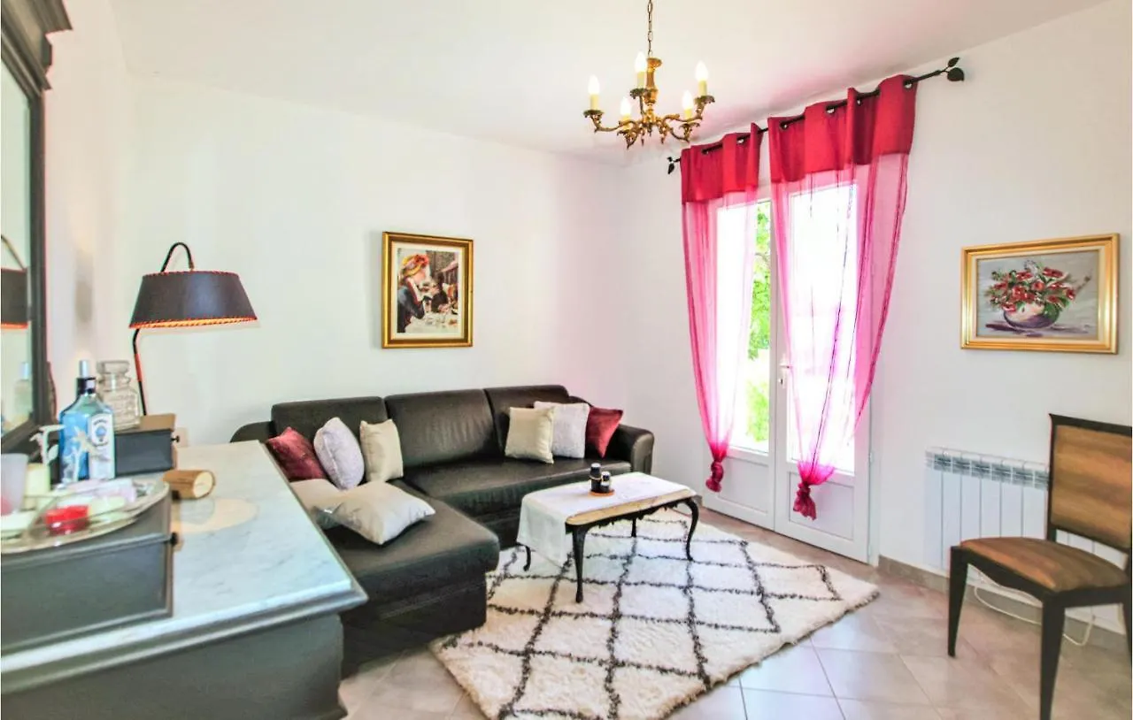 5 Bedroom Beautiful Home In Mérindol 0*,