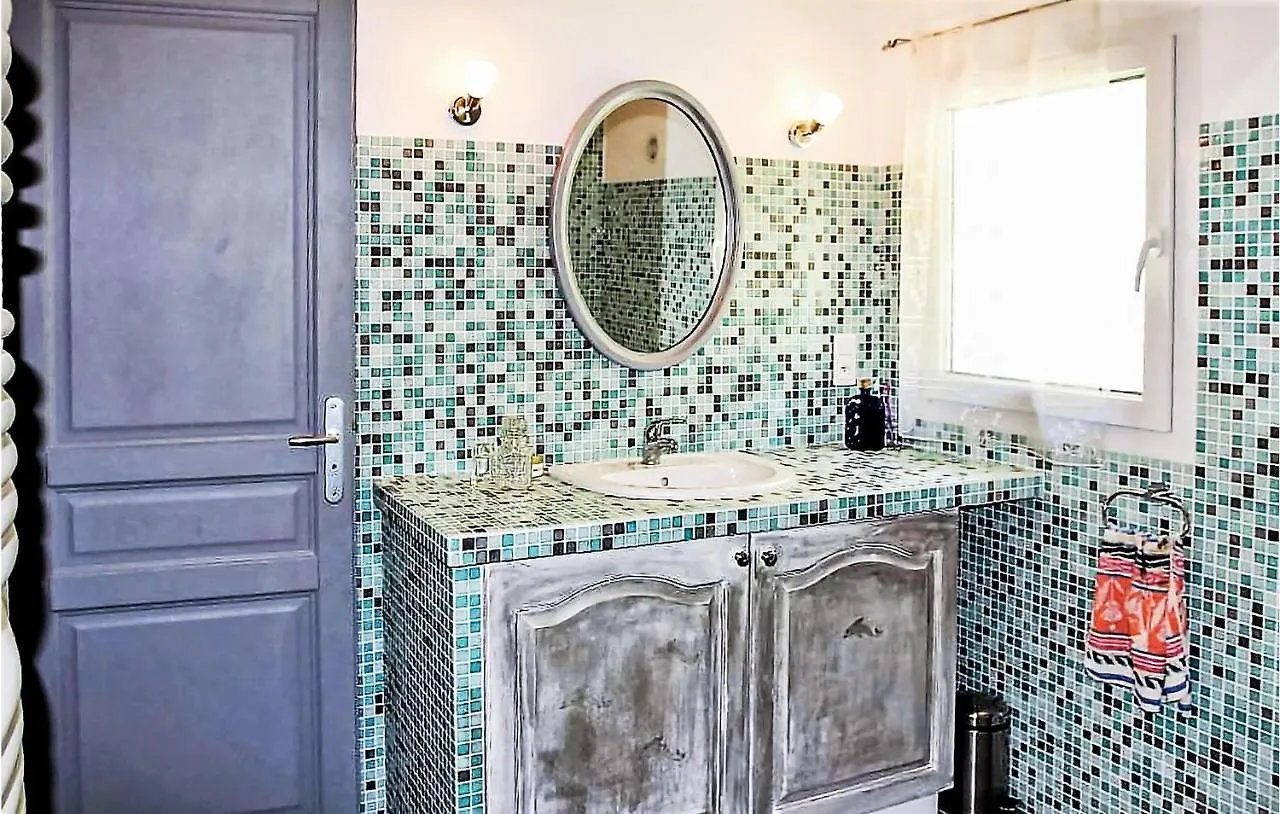 5 Bedroom Beautiful Home In Mérindol בית נופש